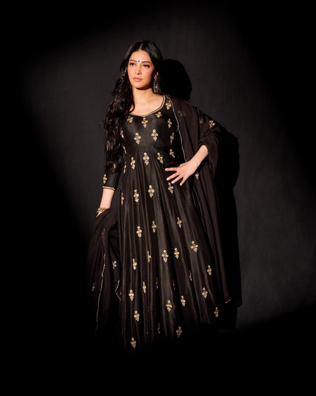 SHRUTI HAASAN IN BLACK FLORAL BUTTI EMBROIDERED 12 KALI ANARKALI WITH PALAZZO & DUPATTA- EC-AK-RAHI25-03- Black