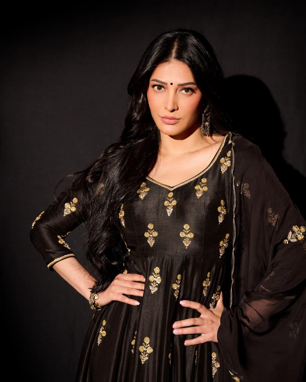 SHRUTI HAASAN IN BLACK FLORAL BUTTI EMBROIDERED 12 KALI ANARKALI WITH PALAZZO & DUPATTA- EC-AK-RAHI25-03- Black