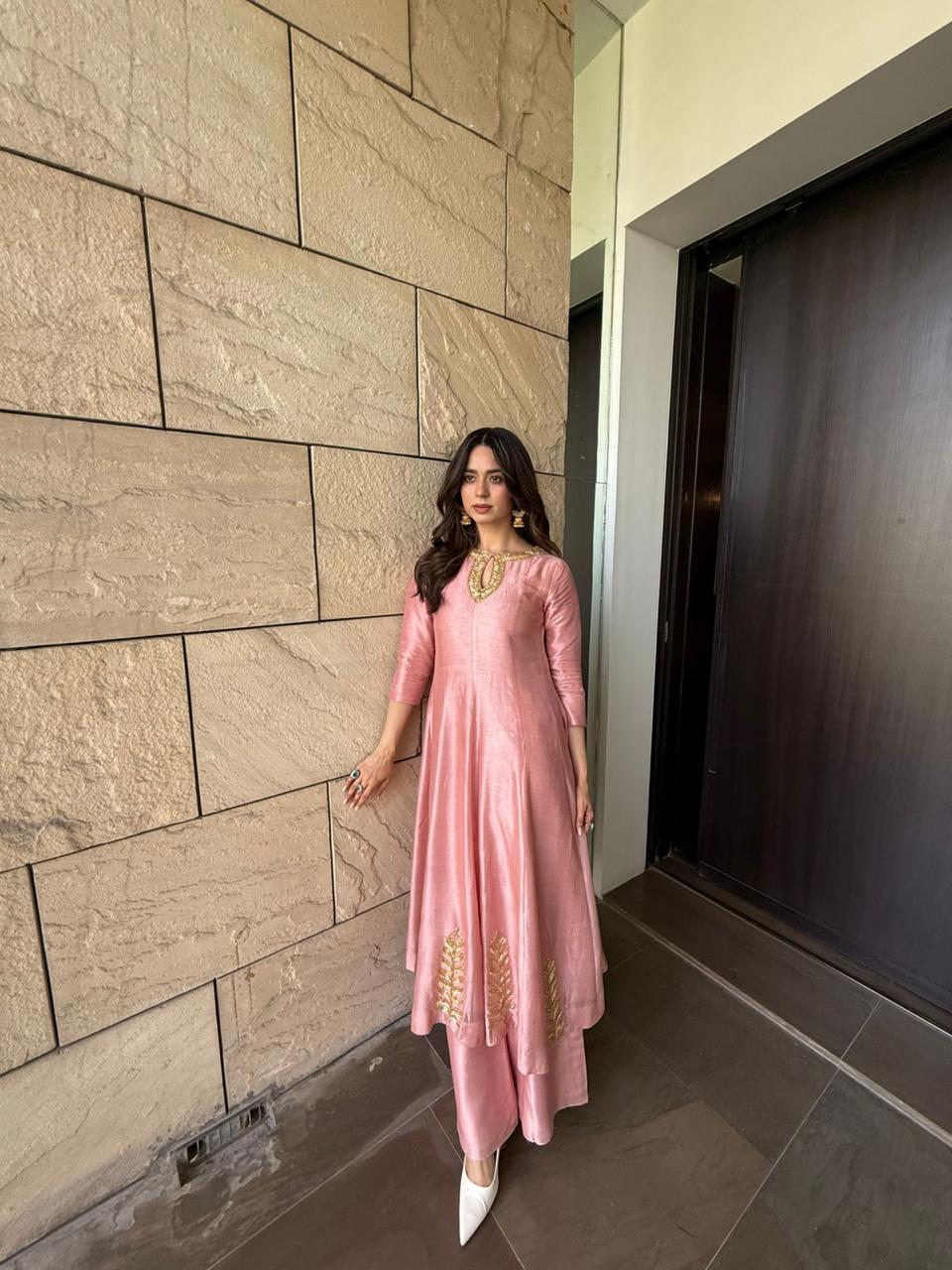 SOUNDARYA SHARMA IN  NECKLINE EMBROIDERED FULL KALI ANARKALI AND  PALAZZO- EC-AK-RAHI25-02-MauvePink